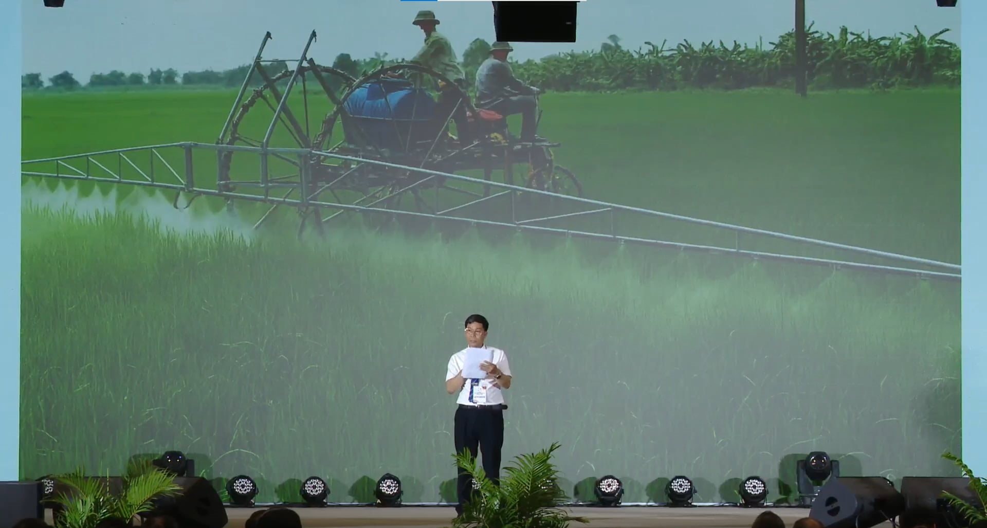 Dù gánh nợ 4 tỷ đồng, một người nông dân học hết lớp 7 vẫn bỏ mức lương ở nước ngoài để về quê sáng chế máy: 'Nếu làm thuê thì không thể làm giàu'- Ảnh 1.
